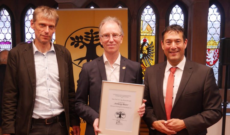 Ehrung Goldener Baum Prof Burger – vlnr B Janzing, B Burger, M Hollemann